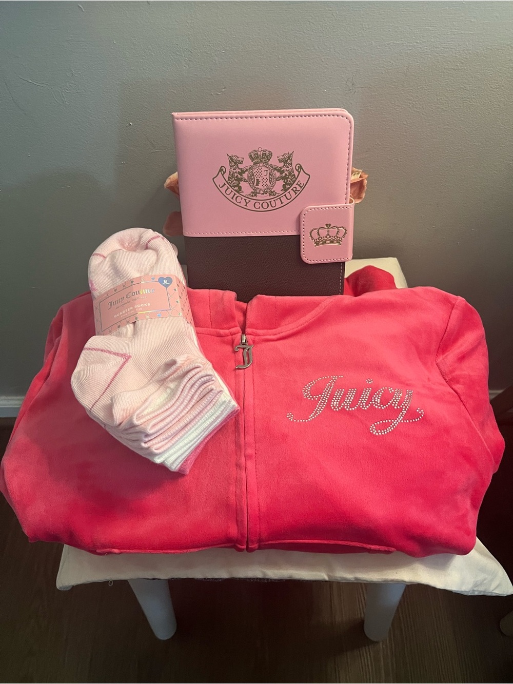 JUICY COUTURE NWT 3-Piece Bundle. Jogging Set/ Size: Large, Crew Socks & Journal